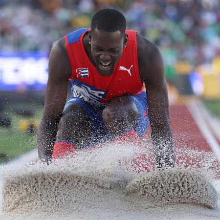 Lazaro Martinez, de Cuba, durante a disputa do salto triplo no Mundial de Atletismo - Ezra Shaw/Getty Images