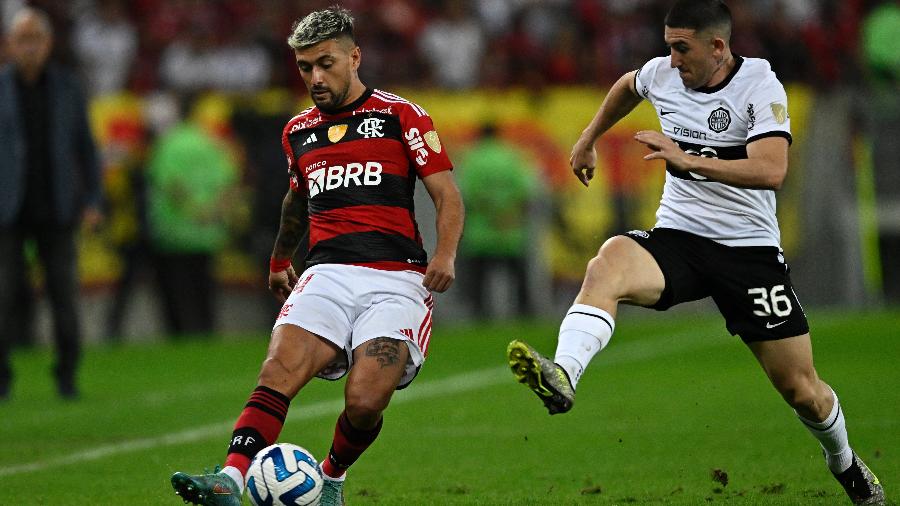 Arrascaeta, do Flamengo, em ação contra o Olimpia, pela Libertadores
