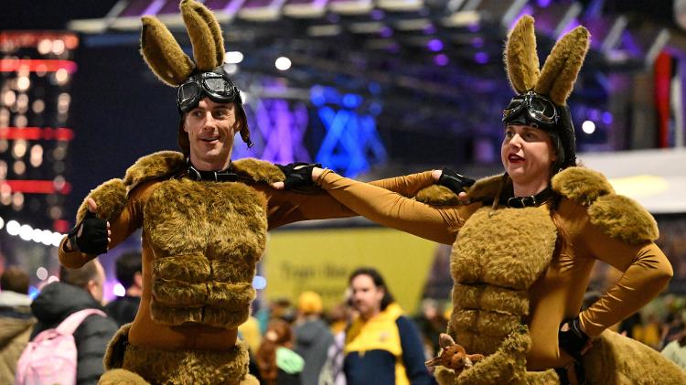 Torcedores se fantasiam de canguru para ver o duelo entre Austrália e Dinamarca