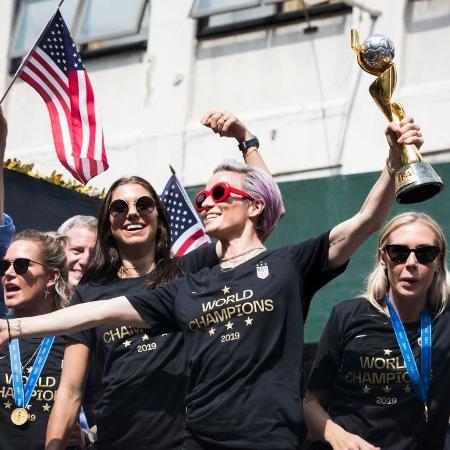 Jogadoras dos Estados Unidos com a taça da Copa do Mundo de 2019