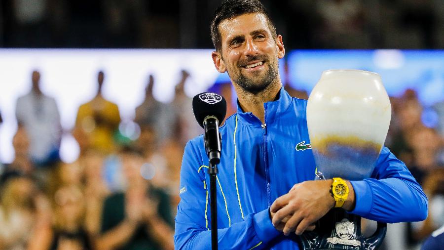 Novak Djokovic com o troféu do Masters 1000 de Cincinnati em 2023