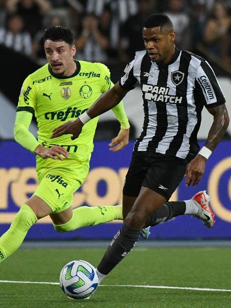 Piquerez, do Palmeiras, em ação contra o Botafogo no Campeonato Brasileiro - ALEXANDRE BRUM/ENQUADRAR/ESTADÃO CONTEÚDO