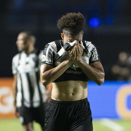 Adryelson, do Botafogo, lamenta após gol do Grêmio
