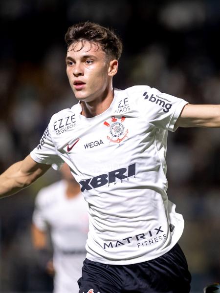 Breno Bidon, do Corinthians, comemora gol marcado contra o América-MG na Copinha