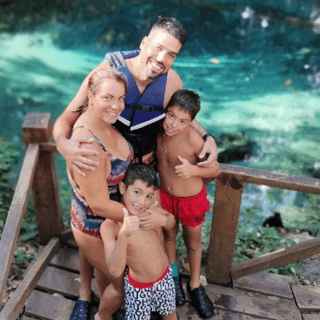 António Oliveira, sua esposa, Marcia, e os filhos em viagem