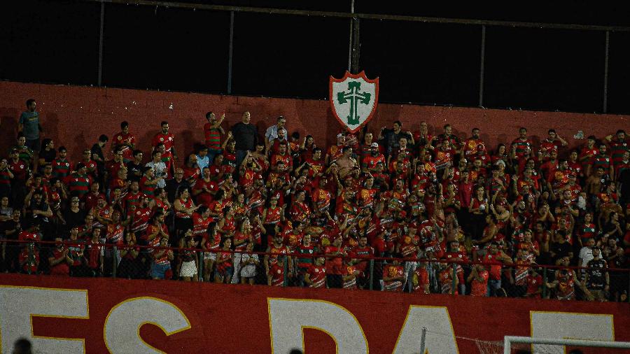 Torcida da Portuguesa marca presença no Canindé durante jogo contra o Palmeiras pelo Campeonato Paulista