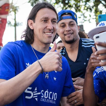 Cássio tira foto com torcedores em chegada ao Cruzeiro