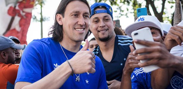 Cássio agradece apoio da torcida do Cruzeiro após partida: Muito feliz.