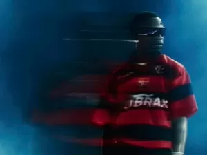 Travis Scott faz show em Chicago vestindo a camisa do Flamengo