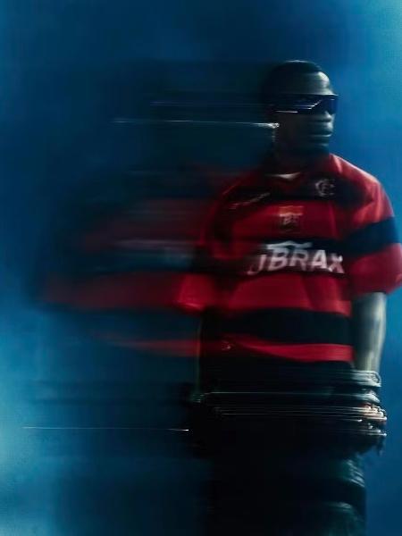 Travis Scott, rapper norte-americano, com a camisa do Flamengo