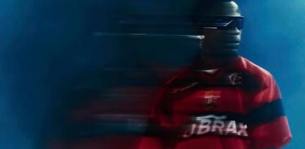 Travis Scott usa camisa do Flamengo em apresentação de show em Chicago.