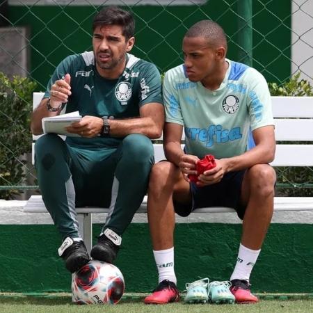 Abel Ferreira conversa Jhon Jhon durante treino do Palmeiras no ano passado