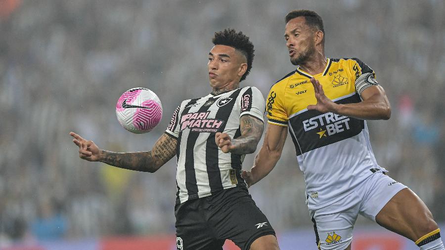 Igor Jesus, do Botafogo, em ação durante jogo contra o Criciúma pelo Brasileirão