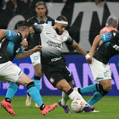 Memphis Depay em ação durante jogo entre Corinthians e Racing pela Sul-Americana - NELSON ALMEIDA/AFP