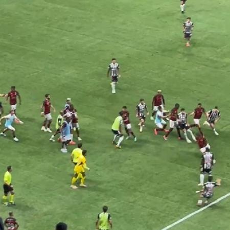 Objetos são lançados a campo no jogo de volta da final da Copa do Brasil, entre Atlético-MG x Flamengo