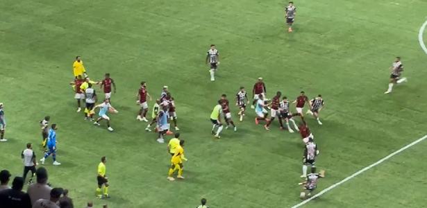 Objetos atirados e tumulto marcam Atlético-MG x Flamengo no futebol brasileiro.