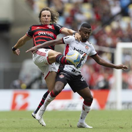 David Luiz, do Flamengo, em ação contra o Vitória, pelo Brasileirão