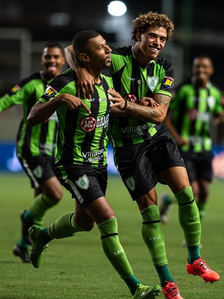 Jogadores do América-MG celebram gol Jogadores do América-MG celebram gol