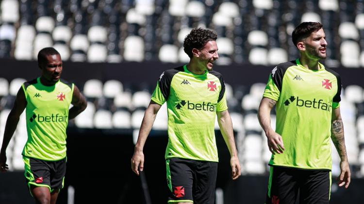 Loide Augusto (e), Nuno Moreira (c) e Garré (d) chegaram num pacotão de reforços do Vasco Loide Augusto (e), Nuno Moreira (c) e Garré (d) chegaram num pacotão de reforços do Vasco