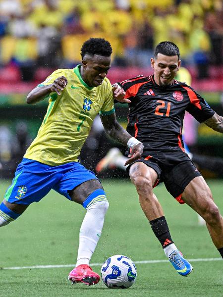 Vinícius Júnior e Muñoz em ação durante jogo entre Brasil e Colômbia pelas Eliminatórias Vinícius Júnior e Muñoz em ação durante jogo entre Brasil e Colômbia pelas Eliminatórias