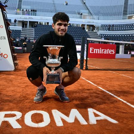O tenista espanhol Carlos Alcaraz com o troféu do Masters 1000 de Roma O tenista espanhol Carlos Alcaraz com o troféu do Masters 1000 de Roma