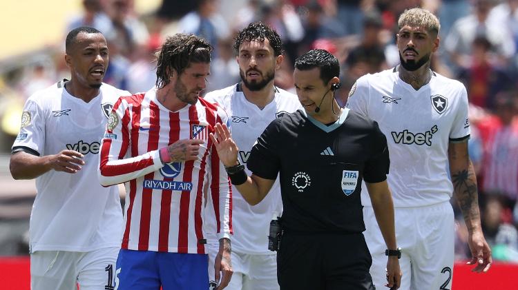 Árbitro César Ramos é cercado por jogadores de Botafogo e Atlético de Madri no Mundial Árbitro César Ramos é cercado por jogadores de Botafogo e Atlético de Madri no Mundial
