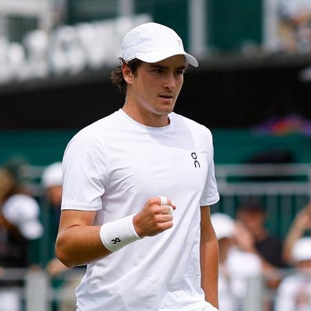 João Fonseca comemora ponto durante jogo contra Brooksby, na segunda rodada de Wimbledon João Fonseca comemora ponto durante jogo contra Brooksby, na segunda rodada de Wimbledon