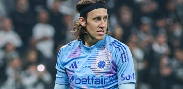 Cássio se destaca em empate entre Corinthians e Cruzeiro com baixo público.