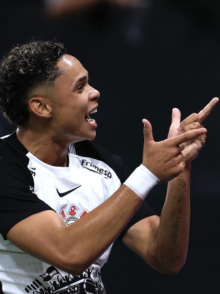 Dieguinho, do Corinthians, comemora seu gol durante partida contra o Capivariano, na Neo Química Arena, 