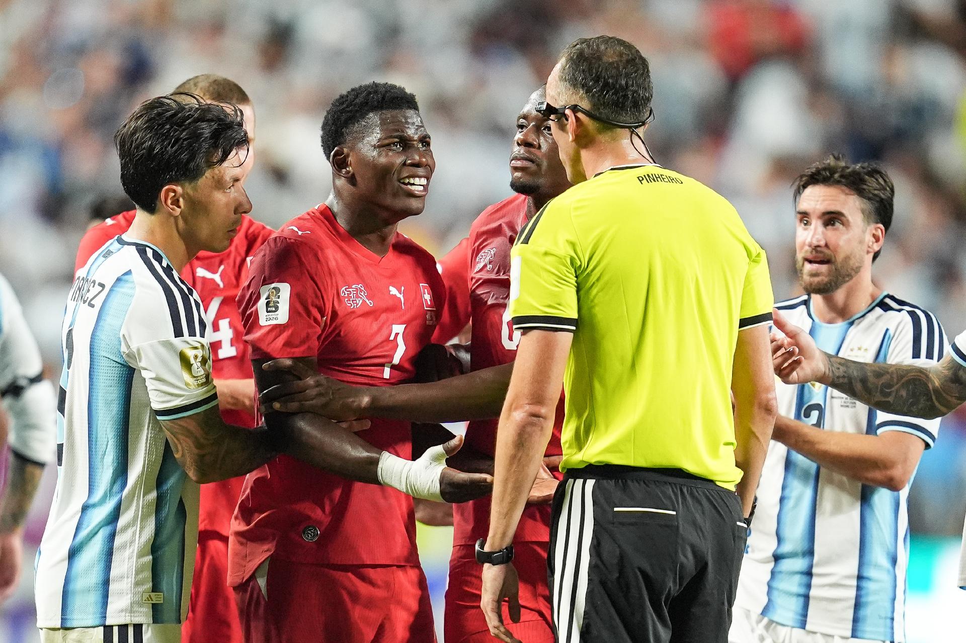 Breel Embolo foi expulso após juiz receber auxilio do VAR - undefined