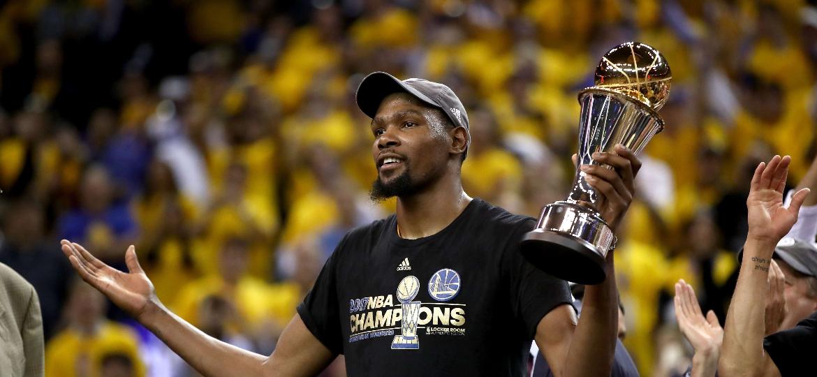 Kevin Durant recebe troféu de jogador mais valioso (MVP) das Finais da NBA - Ezra Shaw/Getty Images/AFP