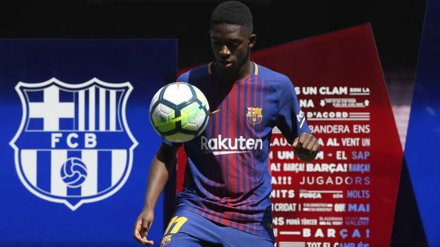 Dembelé controla a bola no Camp Nou em sua apresentação no Barcelona - AFP