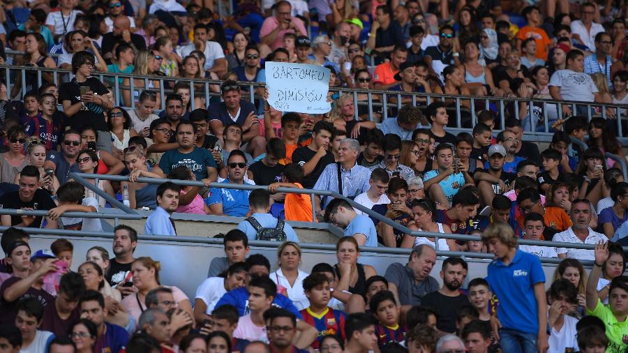 Torcida do Barça protesta contra o presidente do clube em apresentação de Dembélé - AFP PHOTO / LLUIS GENE