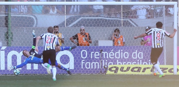 Fred cobra pênalti contra o Palmeiras e vê o goleiro Fernando Prass defender - Agência Palmeiras - Agência Palmeiras
