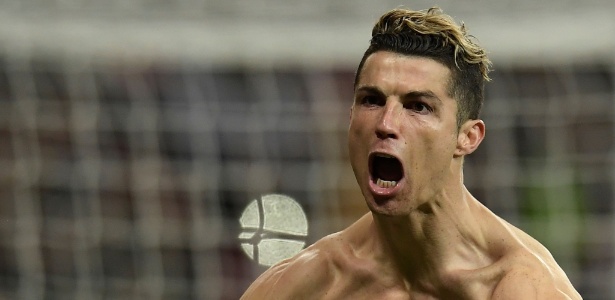 Cristiano Ronaldo exibe musculatura ao comemorar gol do Real Madrid - Oscar del Pozo/AFP