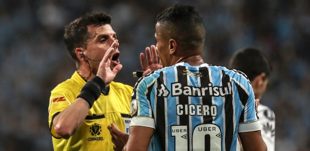 Grêmio contestou atuação de Andres Cunha, árbitro do jogo, e equipe do VAR - Antonio Lacerda/EFE