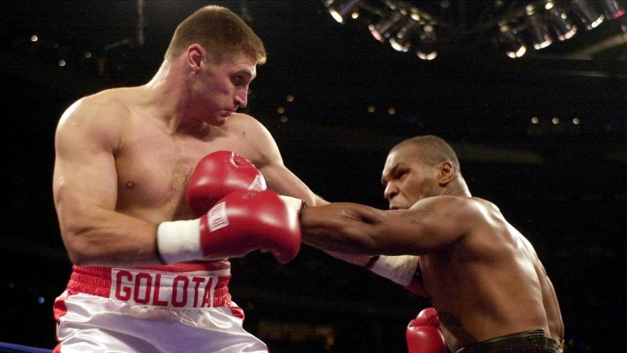 Mike Tyson e Andrew Golota se enfrentaram em 2000 - AFP PHOTO/Jeff KOWALSKY