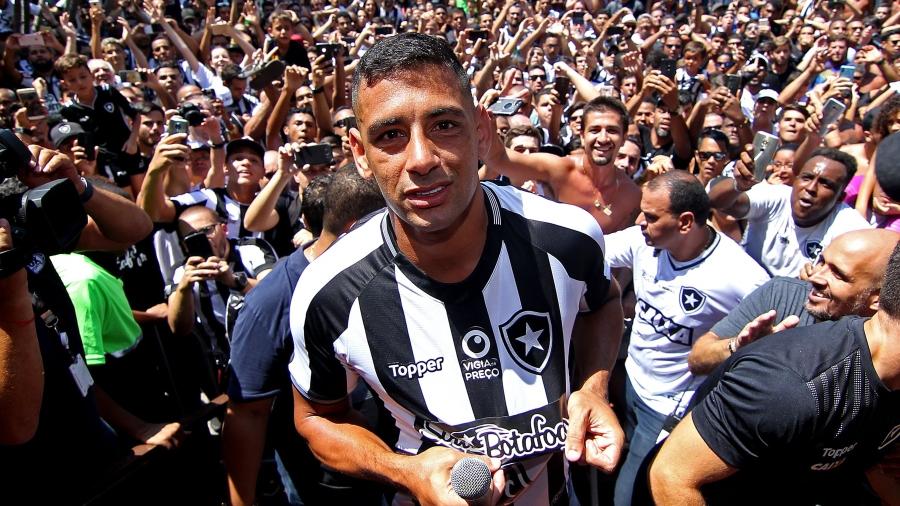 Diego Souza foi apresentado ao Botafogo com grande festa  - Vítor Silva/SSPress/Botafogo