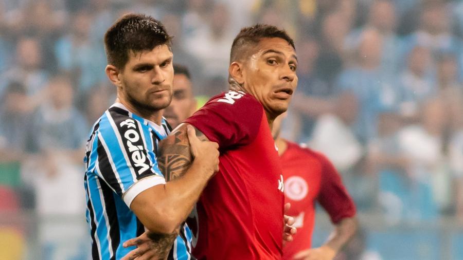 Kannemann e Guerrero disputam bola durante Grêmio x Inter. Zagueiro não quer polêmica - Jeferson Guareze/AGIF