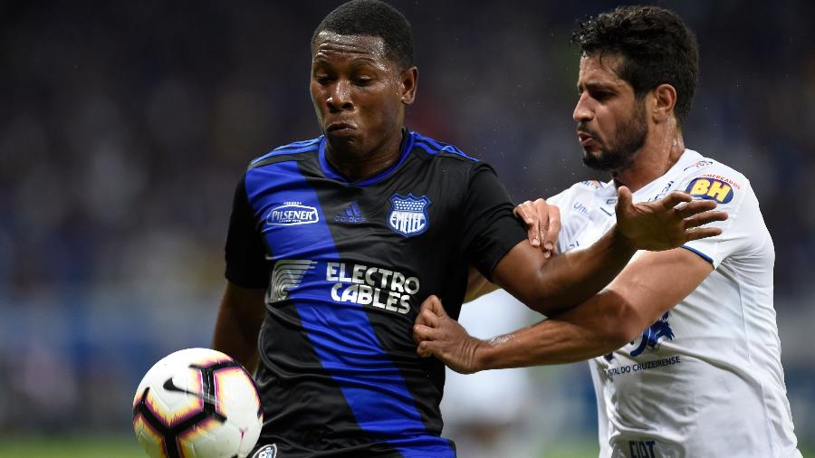 Léo disputa a bola com Bryan Angulo na partida entre Cruzeiro e Emelec pela Libertadores - Douglas Magno/AFP