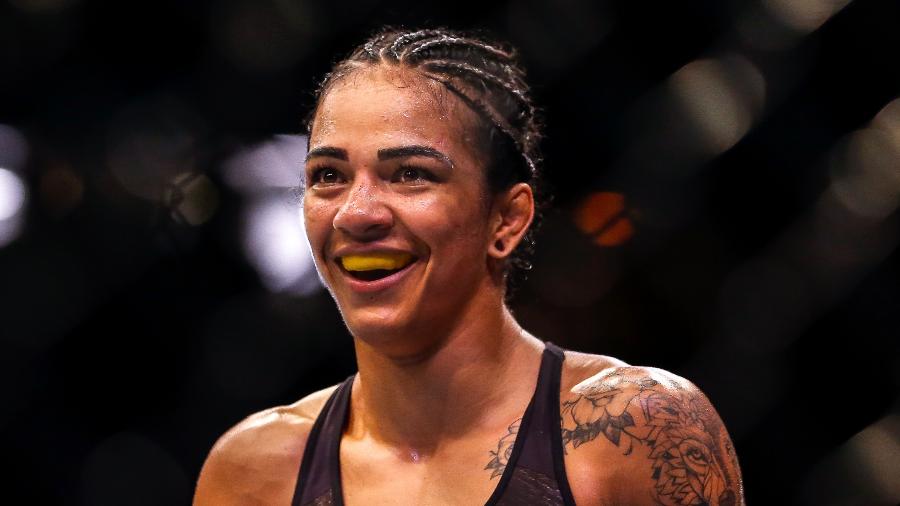 Viviane Araújo comemora vitória no UFC 237 - Alexandre Schneider/Getty Images