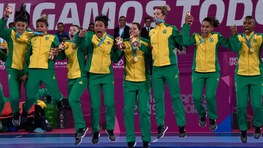 Brasileiras do handebol saltam no pódio já com a medalha de ouro do Pan - Pedro PARDO / AFP