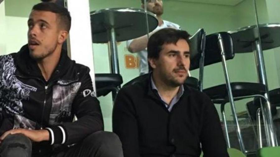 Reforço do Atlético-MG, jogador Franco Di Santo (esquerda) assistiu à partida no Horto - Thiago Fernandes/UOL