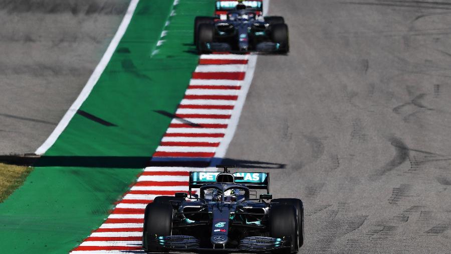 Hamilton é seguido de perto por Bottas no GP dos EUA de 2019, última vez que a F1 correu por lá - Clive Mason/Getty Images/AFP