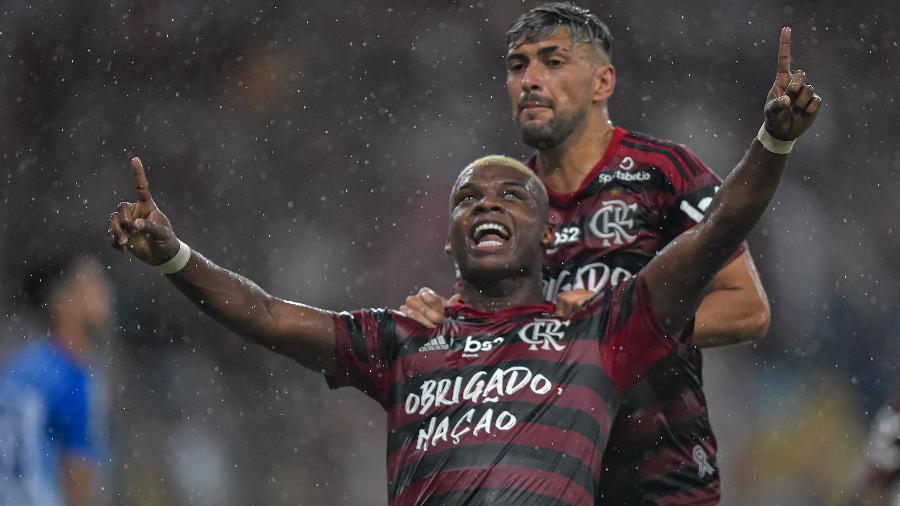 Lincoln e Arrascaeta celebram gol do Flamengo contra o Avaí. Atacante na mira da Rússia - Thiago Ribeiro/AGIF