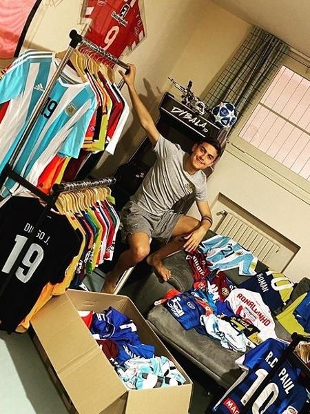 Dybala exibe coleção de camisas de futebol  - Reprodução/Instagram