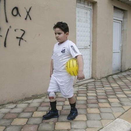 Khamis, garoto sírio de 7 anos vítima da guerra que viralizou com a camisa do Santos - Reprodução