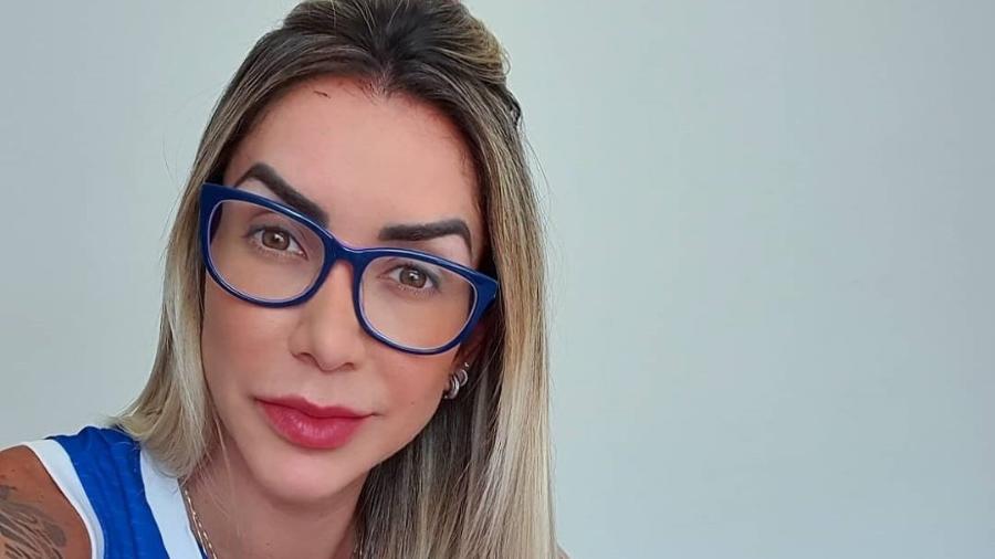 Carol Nakamura, de fio-dental, apoia bumbum no tronco