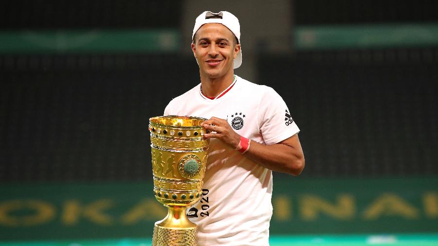Thiago Alcantara segura troféu da Copa da Alemanha - Alexander Hassenstein/Getty Images
