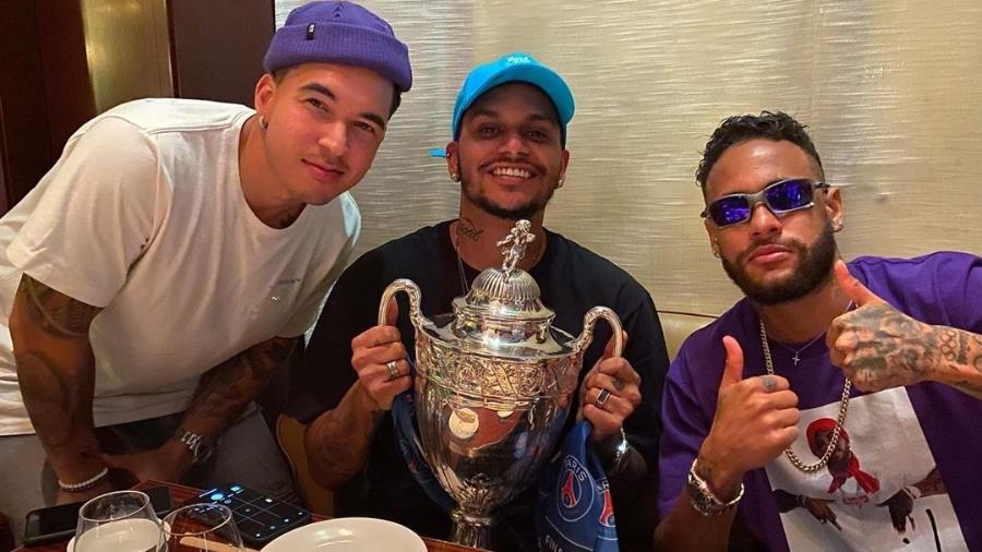 Neymar e seus amigos com a taça da Copa da França - Reprodução/Instagram